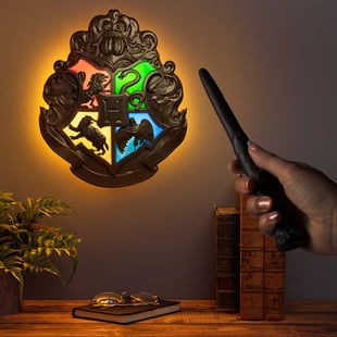 Hogwarts Crest Light med stavkontroll